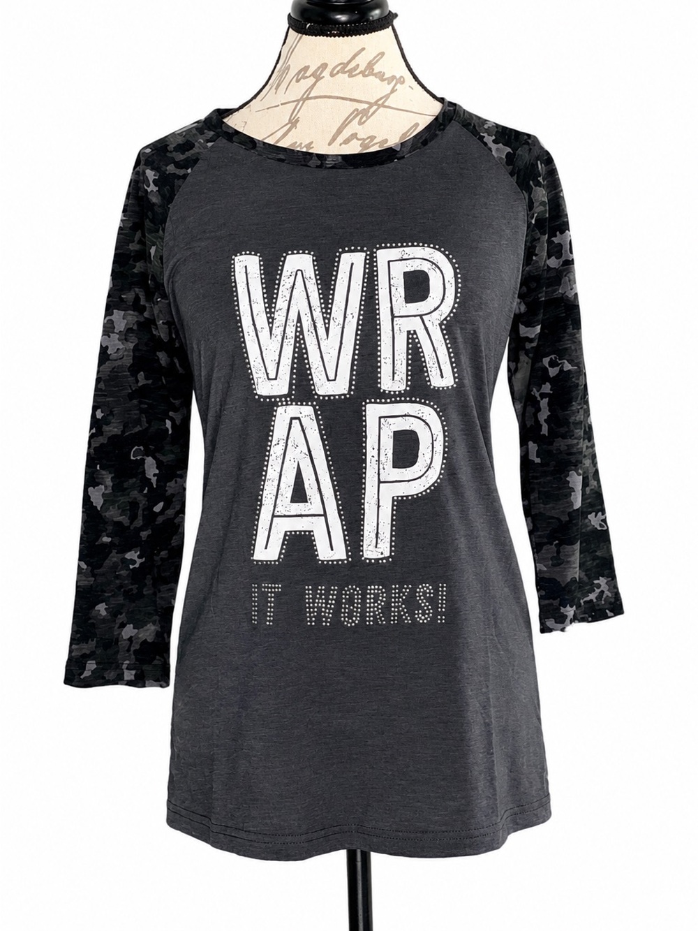 It Works! Wrap Graphic Raglan Tee Black Camo 3/4 Sleeve Size Medium
